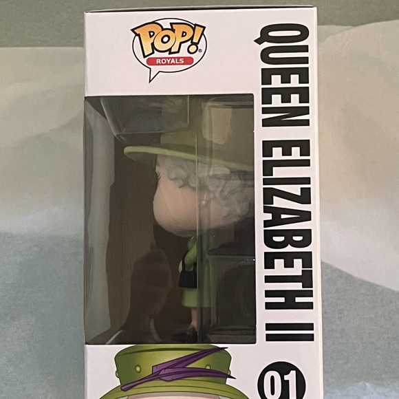 Queen Elizabeth II Funko Pop - “Funko Royals” Pop 01 - Picture 6 of 6